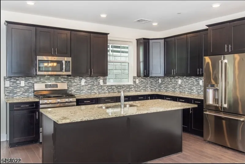 3 bed, 3.5 bath, $4,000 — Photo 3