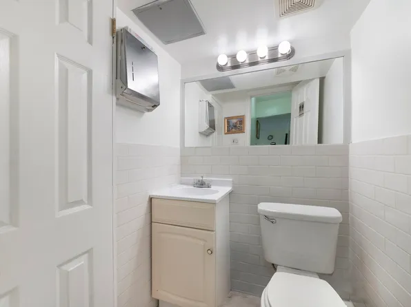 225 East 47th Street image 9 of 10