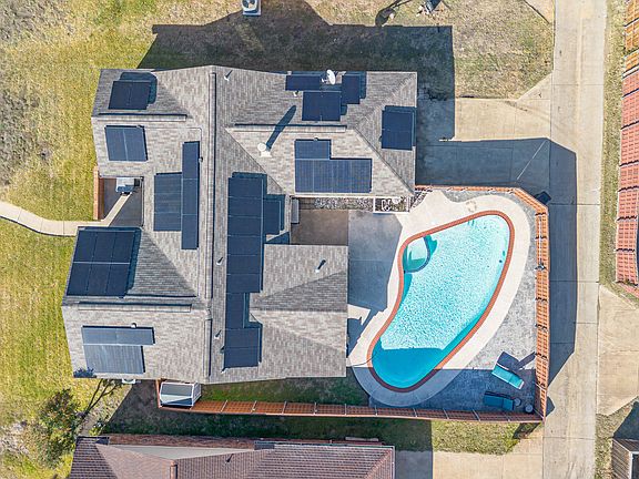 2nd image of 913 Sandhurst Dr