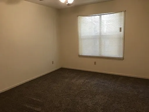 Essex Square Apartments — Photo 42