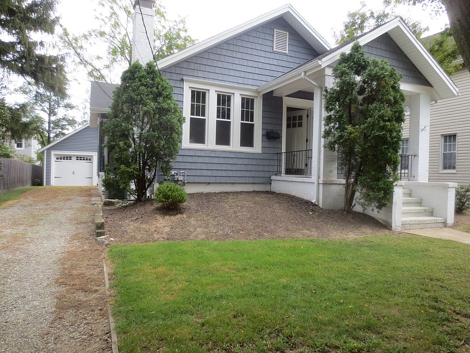 Private drive with parking