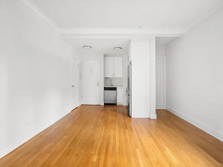 210 W 70th St #404A — Photo 5