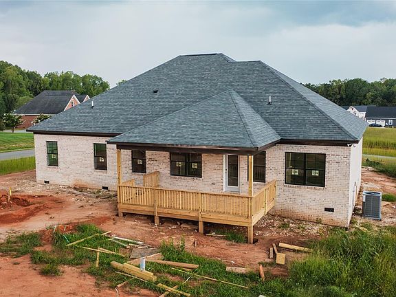 4th image of 104 Winfield Pl