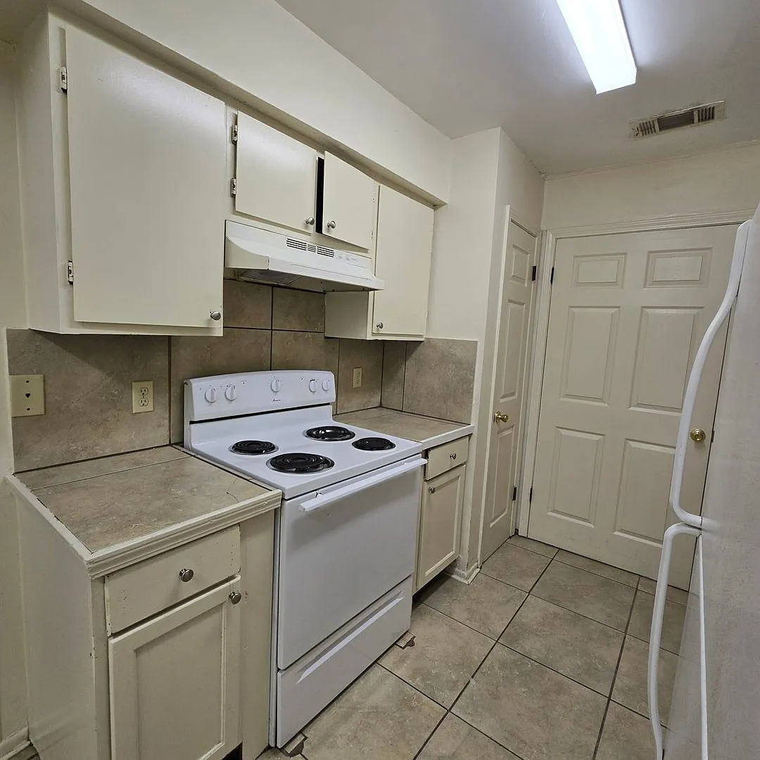 8556 Leake Ave — Photo 1