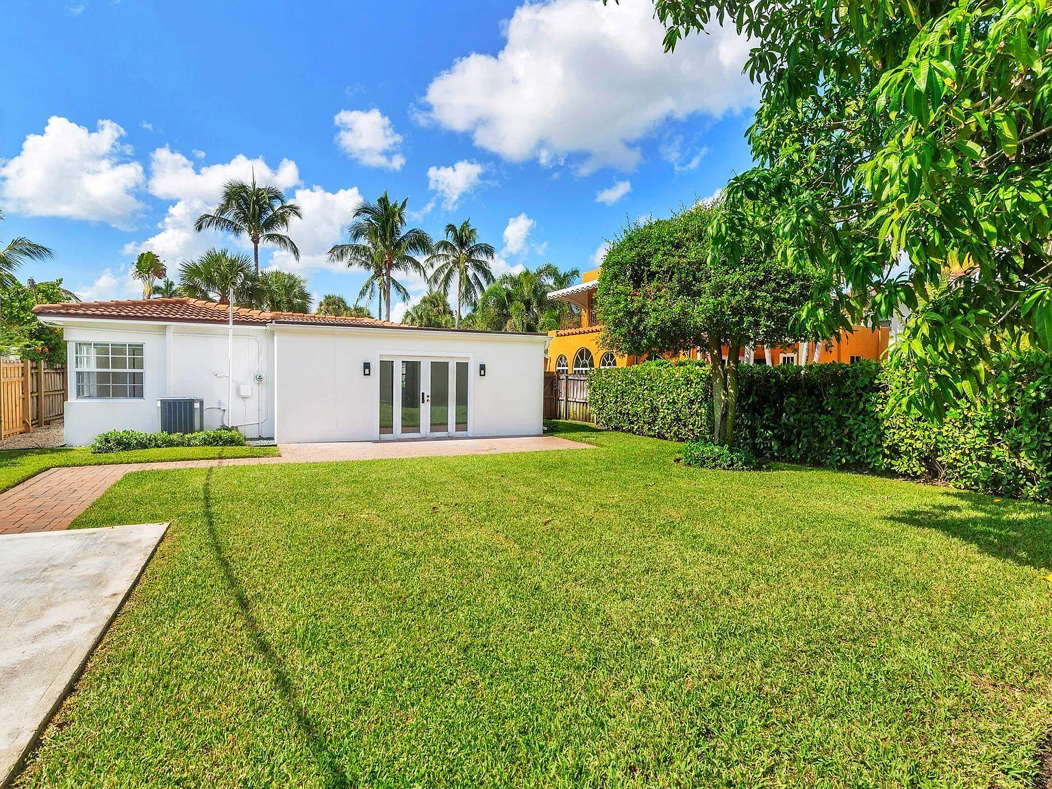 3 bed, 2.0 bath, 1351 sqft, $6,950 — Photo 3