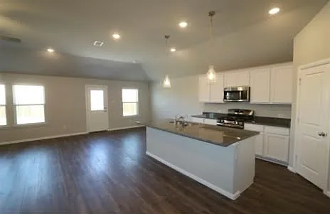 4 bed, 2106 sqft, $2,399 — Photo 3