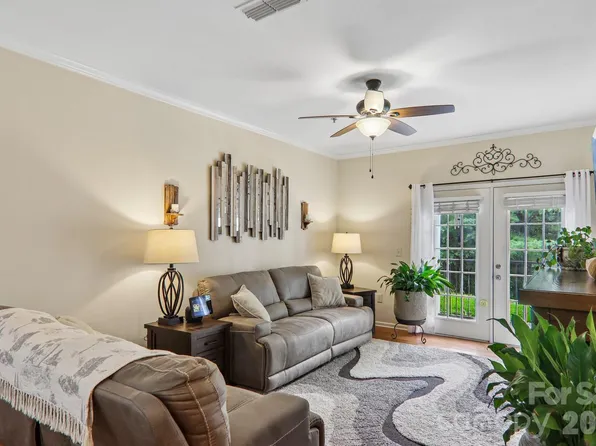 100 Vista Lake Dr APT 2, Candler, NC 28715