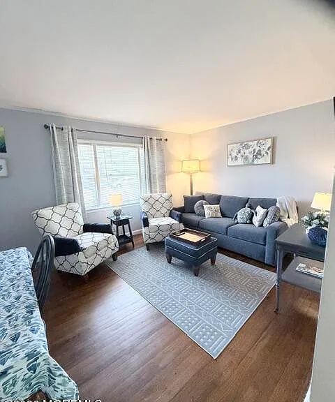 621 Essex Ave — Photo 2