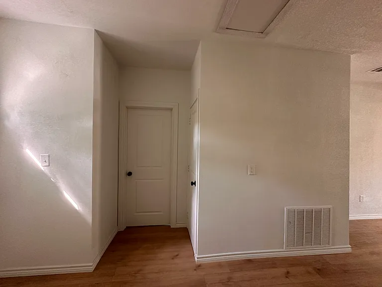 2438 Harding St — Photo 14