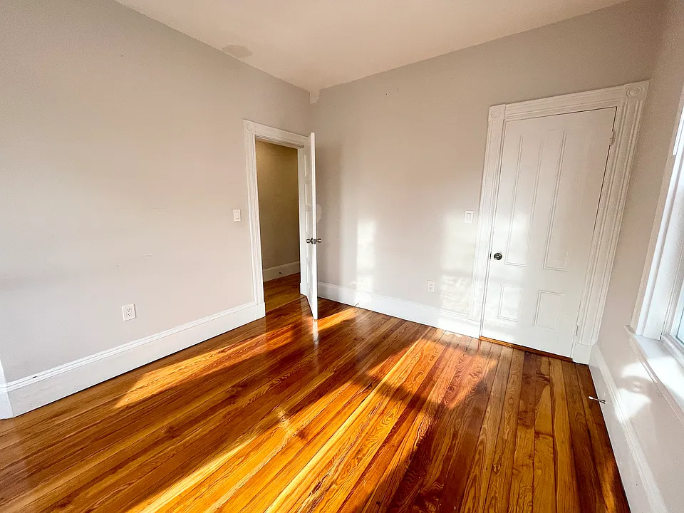 108 Buttonwood St #2L