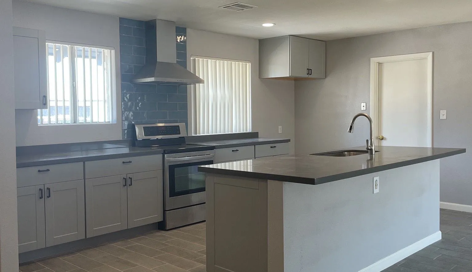Updated 3-bed, 2-bath single-family home in a convenient Scottsdale location! — Photo 4
