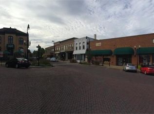 130 Cass St, Woodstock, IL 60098