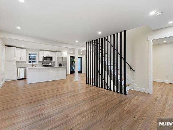 3rd image of 79 Forest Road