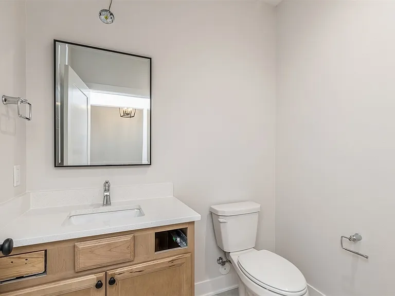 915 Henryson St — Photo 10