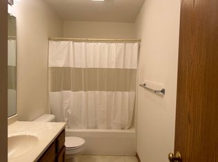 424 Wyman St APT 10, Sycamore, IL 60178