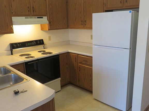 3rd image of 405 Main St APT 6