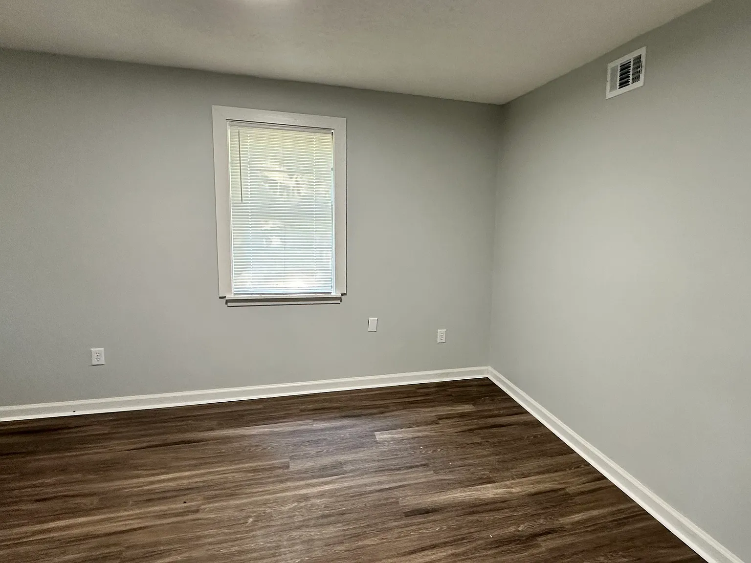 4 bed, 1050 sqft, $1,100 — Photo 2