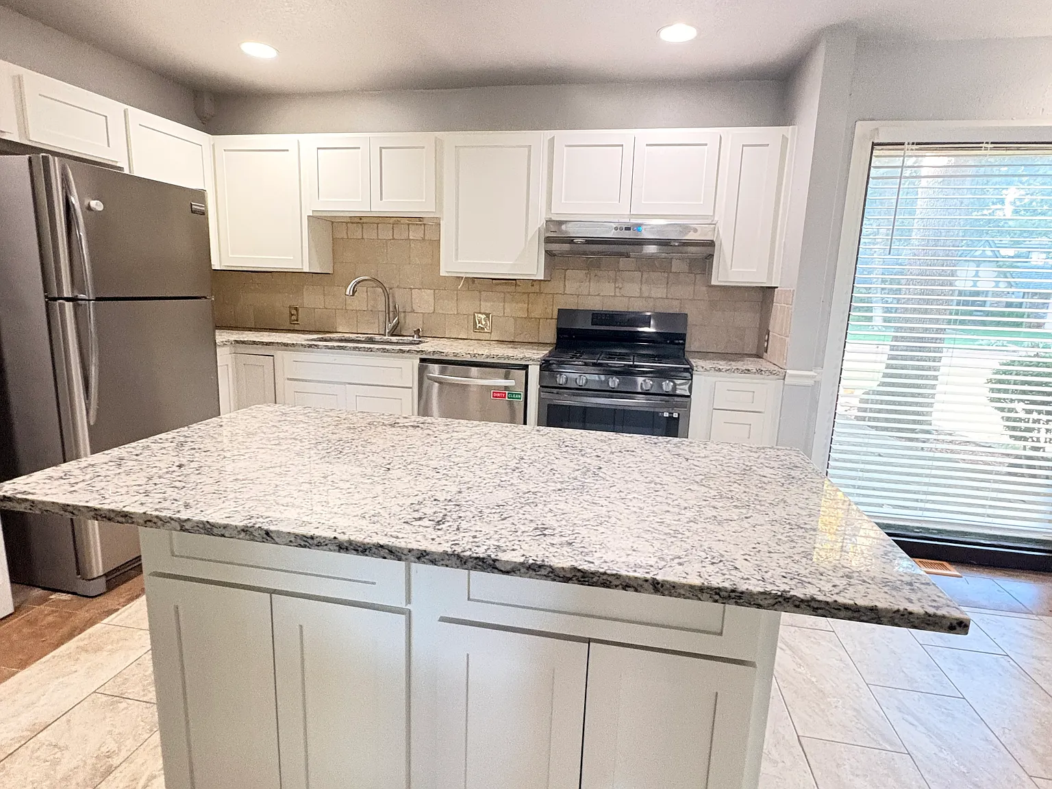 4 bed, 3.5 bath, 3000 sqft, $2,500 — Photo 4