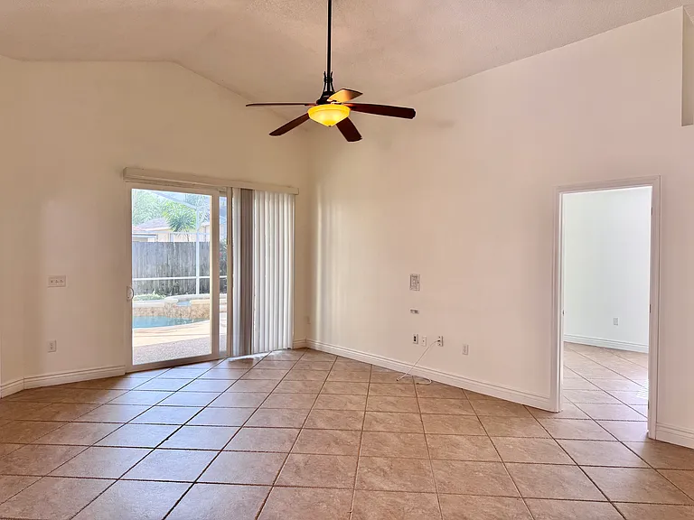 641 Samantha Ln — Photo 31