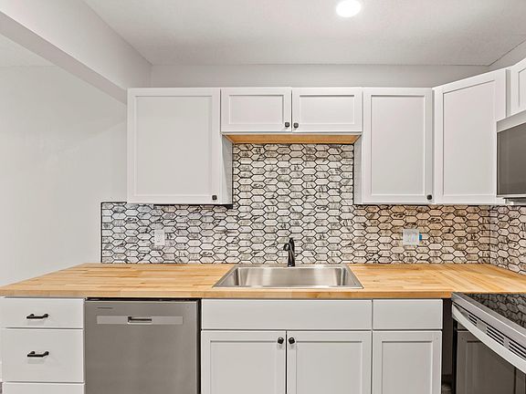 4th image of 1478 Woodview Ave E