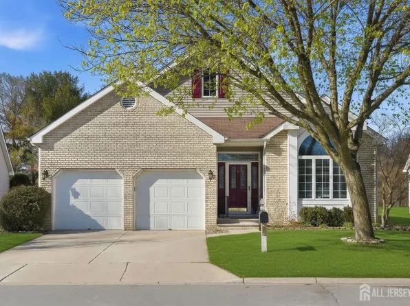 8 Westminster Dr, Monroe Township, NJ 08831