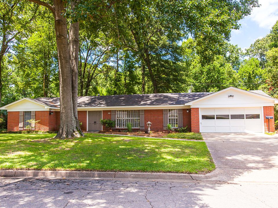 Ranch w/2 car garage