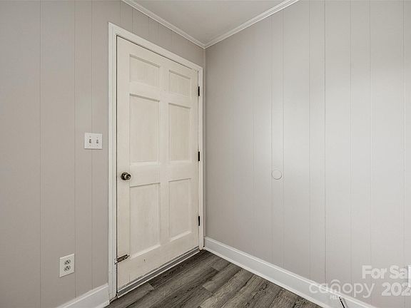 3rd image of 802 Athenia Pl