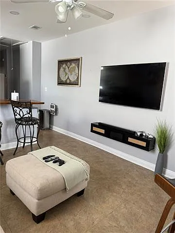 3 bed, 1.0 bath, 1025 sqft, $1,900 — Photo 3