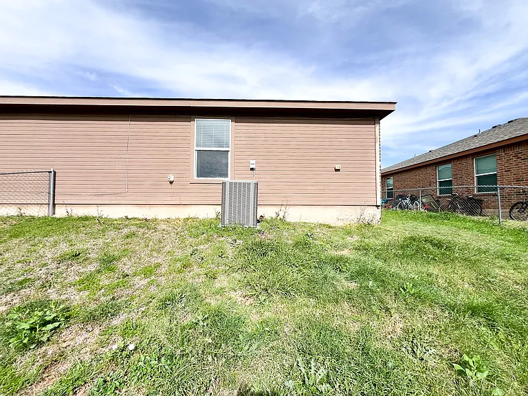 1509 Justin Loop #A — Photo 39
