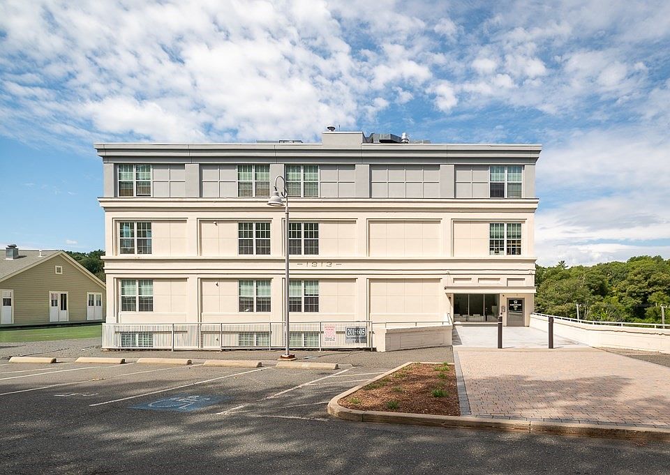 1st image of 24 Cobblestone Ln Unit 401