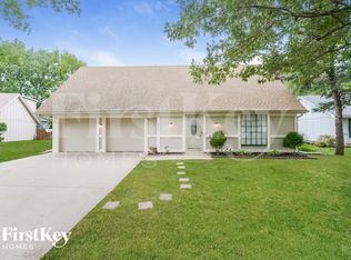 14128 S Summertree Ln, Olathe, KS 66062