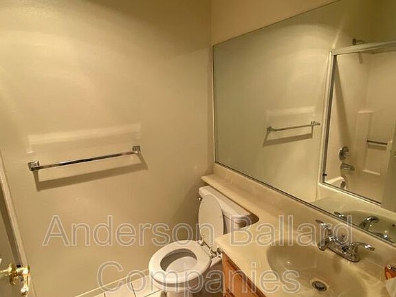 3rd image of 1207 N Columbus Ave APT 105