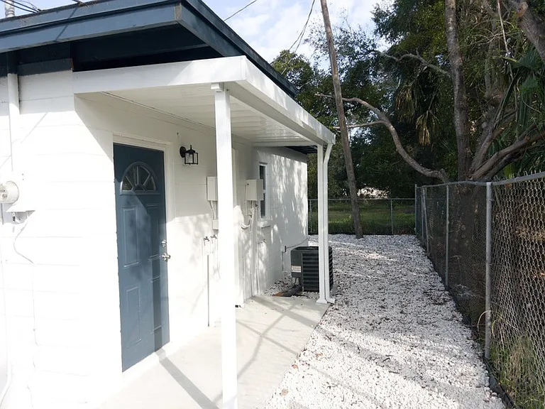 139 W 8th St #8 — Photo 3