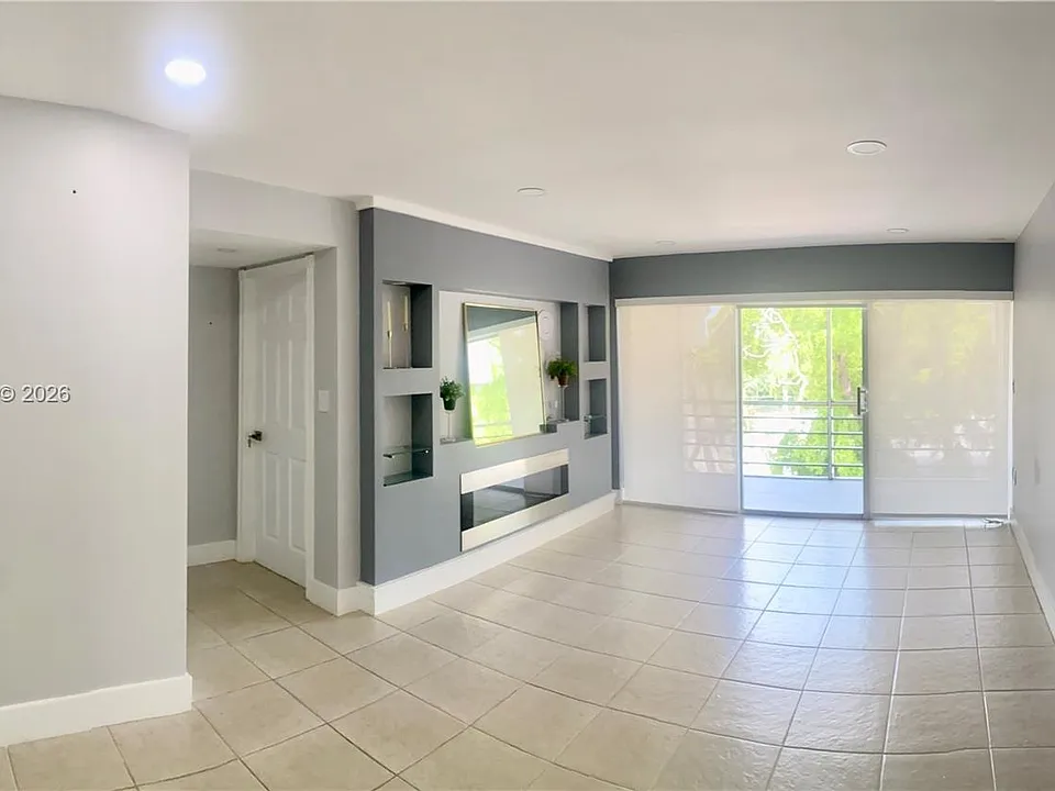 4255 N University Dr #304