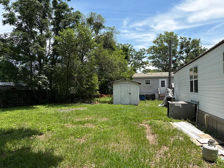 2209 Longreene Rd N — Photo 4