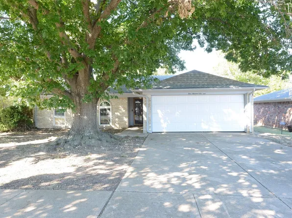 405 Bryan Dr, Crowley, TX 76036