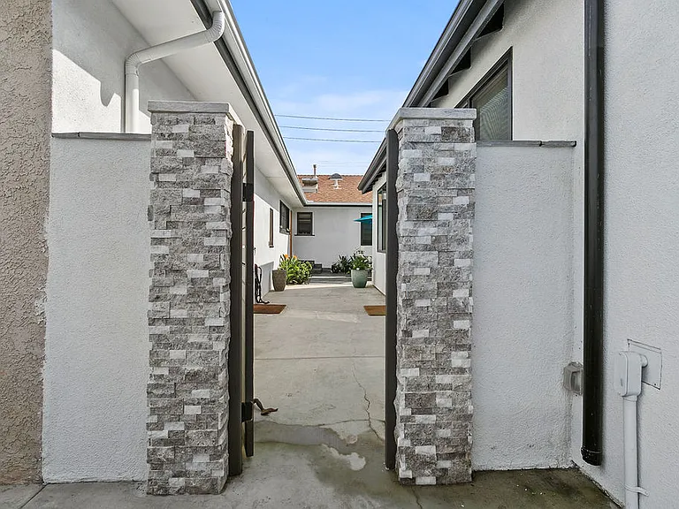 1833 Pomona Ave #B — Photo 1