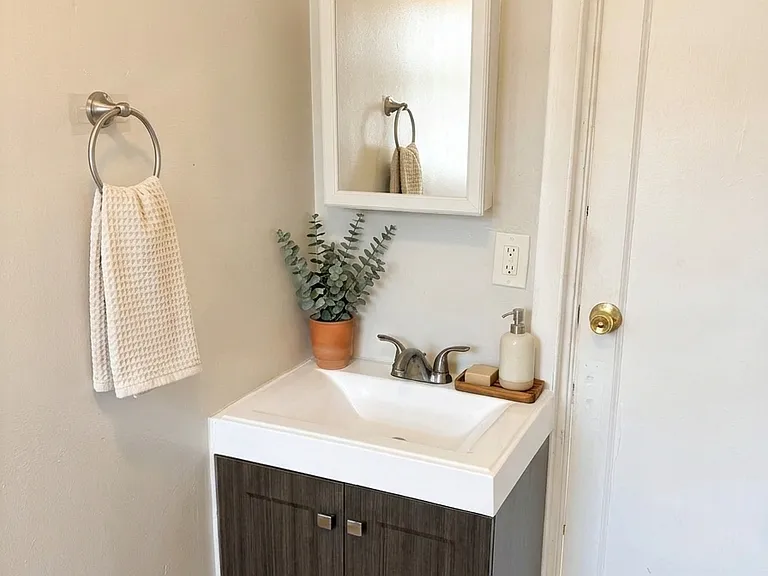 243 Niagara St #2 — Photo 6