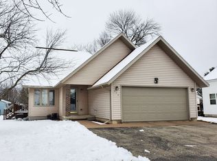 512 E Alfred St, Weyauwega, WI 54983