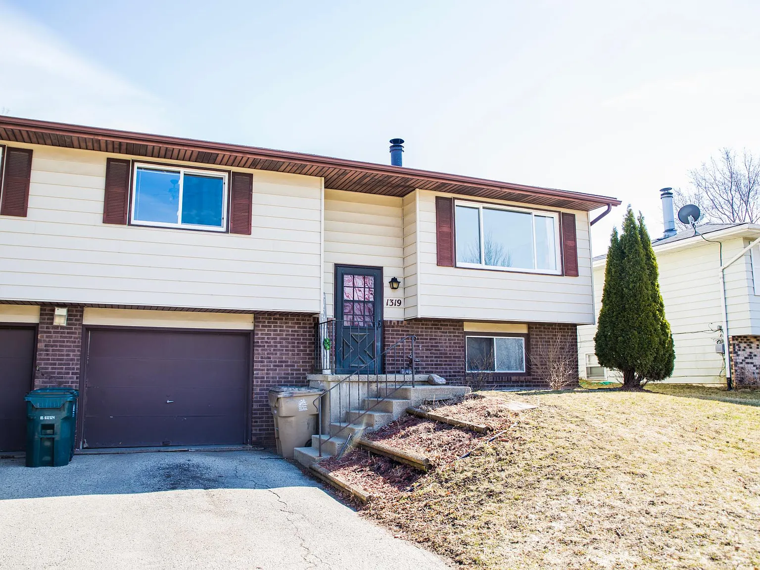 3 bed, 1.5 bath, 1250 sqft, $2,000 — Photo 1