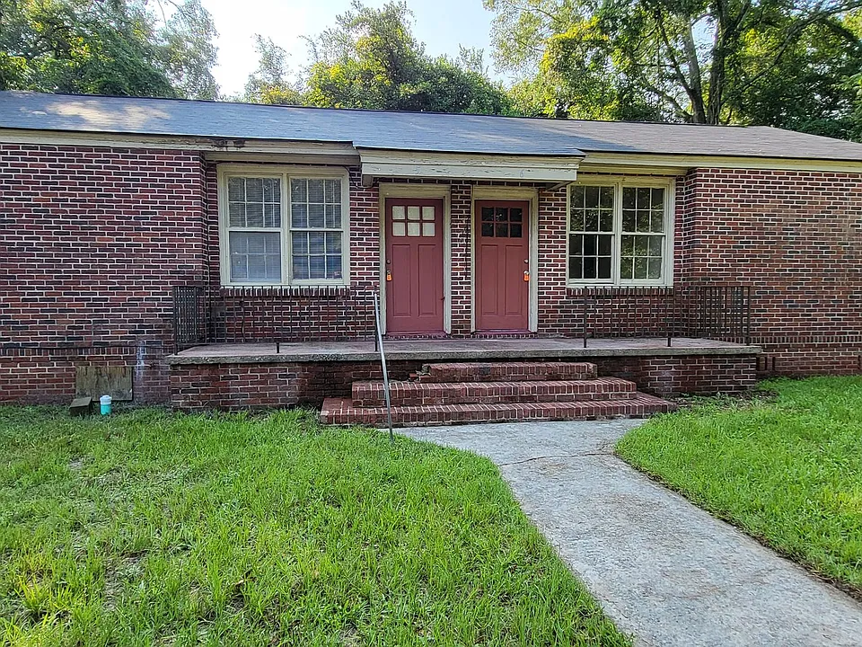 6 Woodlawn Ct