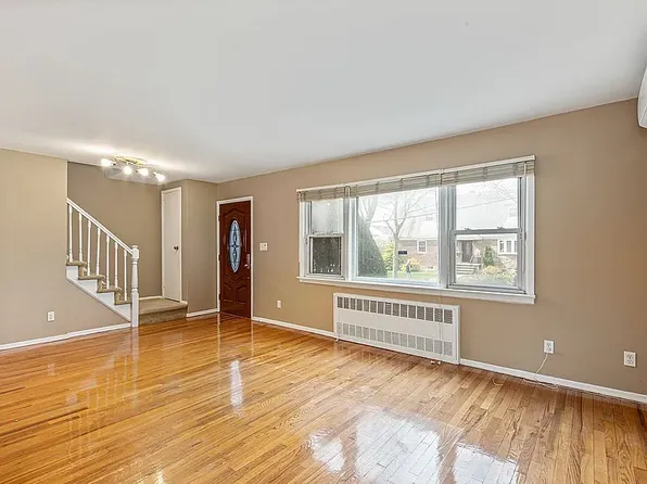 8303 258th St, Glen Oaks, NY 11004