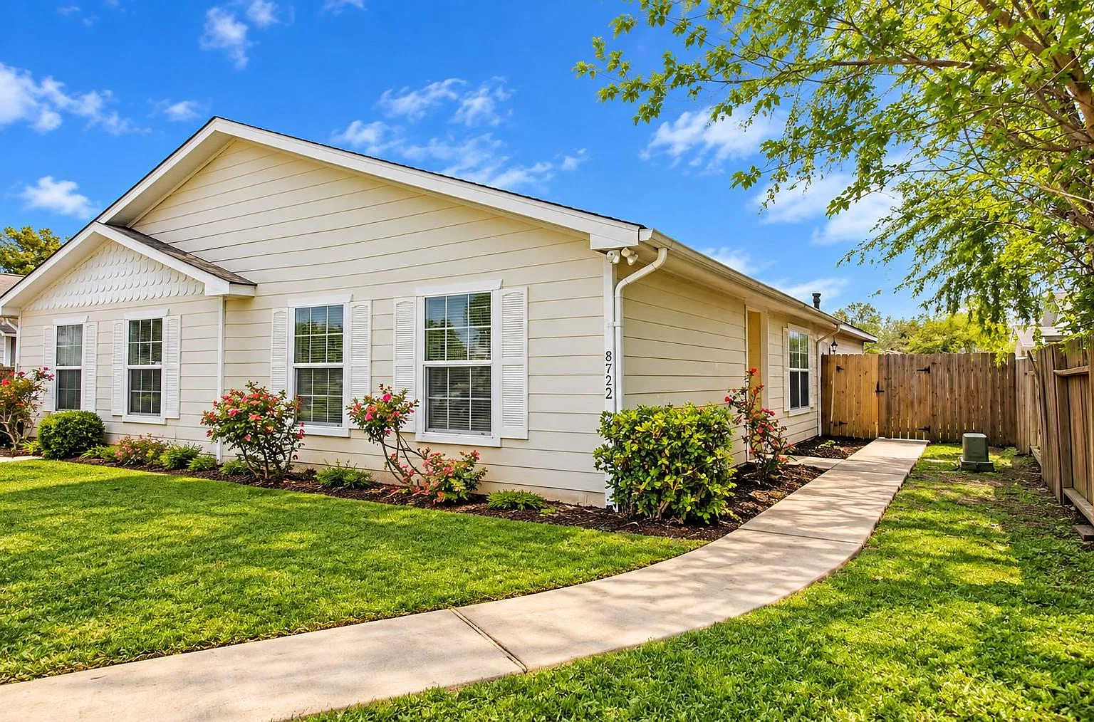 3 bed, 1.5 bath, 1124 sqft, $1,400 — Photo 1