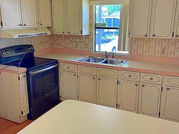 5th image of 325 Magnolia Hill Dr #15