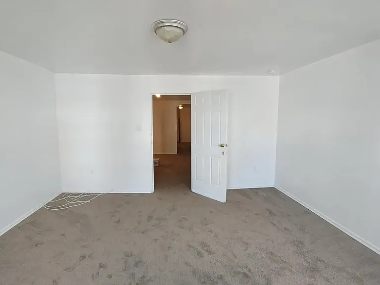 562-564 W Market St #A — Photo 11