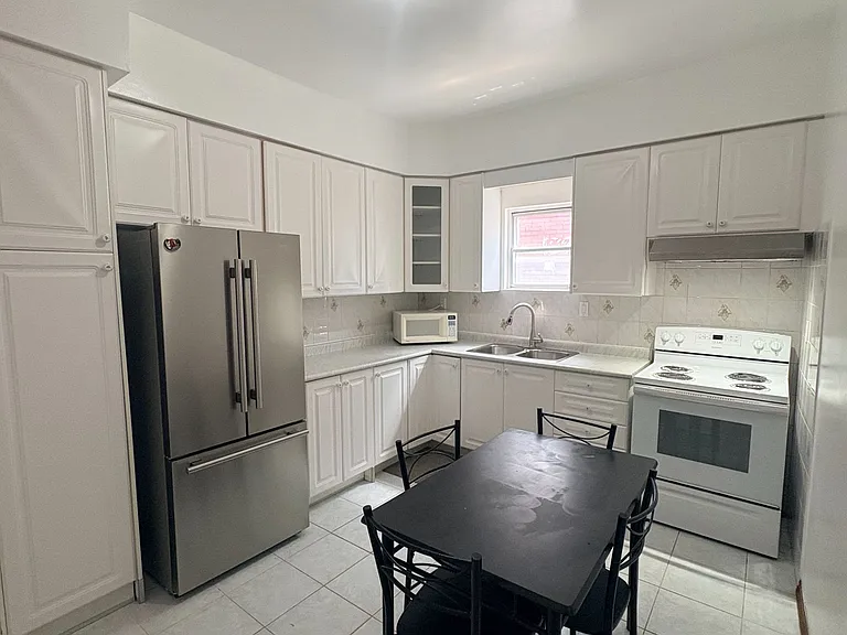 1080 Dufferin St #MAIN FLOOR — Photo 8