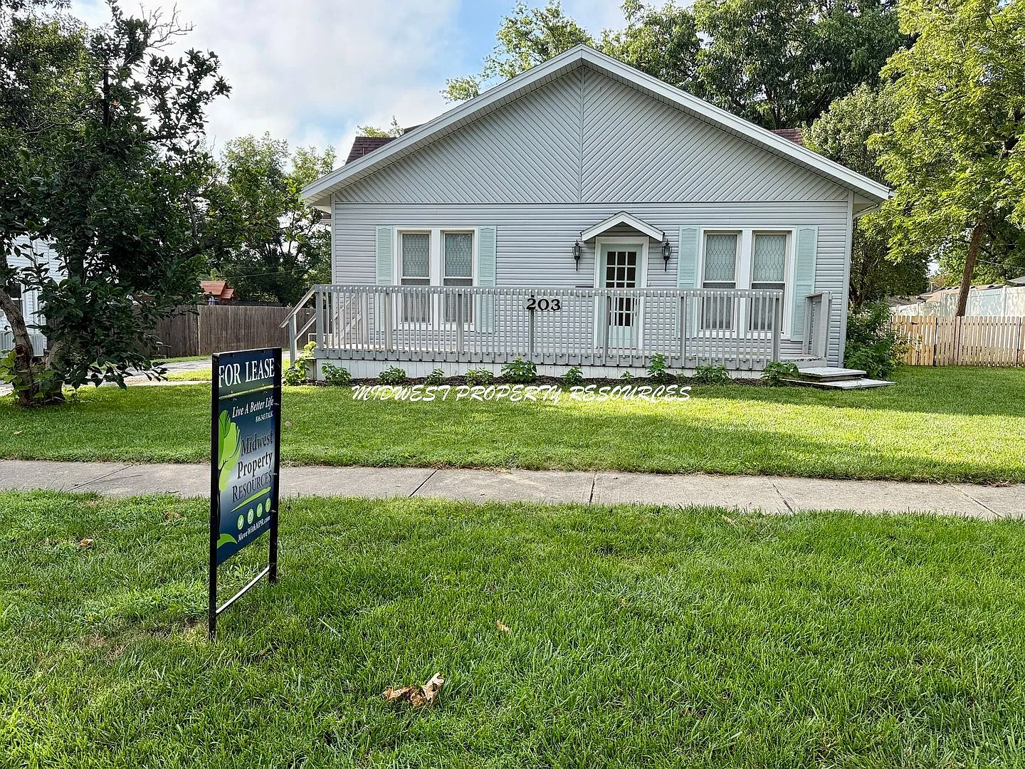 Beautifully Updated 3-Bedroom Home in Downtown Lee's Summit! — Photo 3