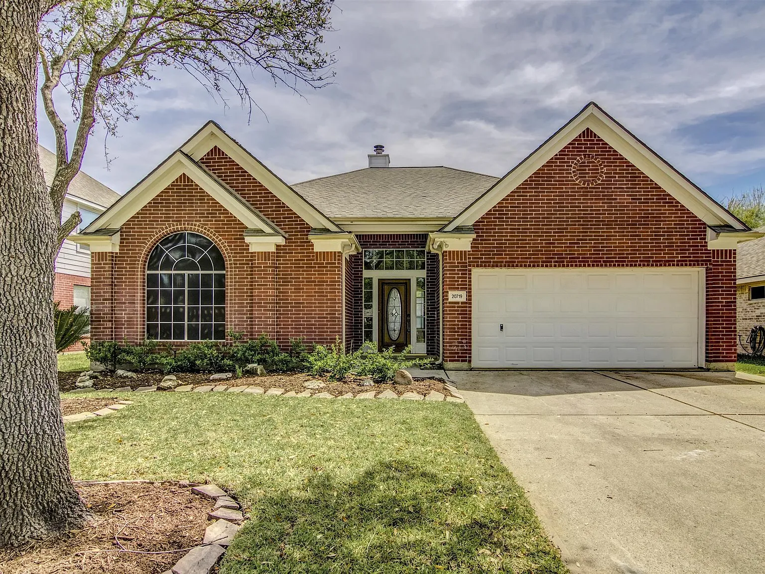 4 bed, 2.0 bath, 2204 sqft, $2,400 — Photo 1