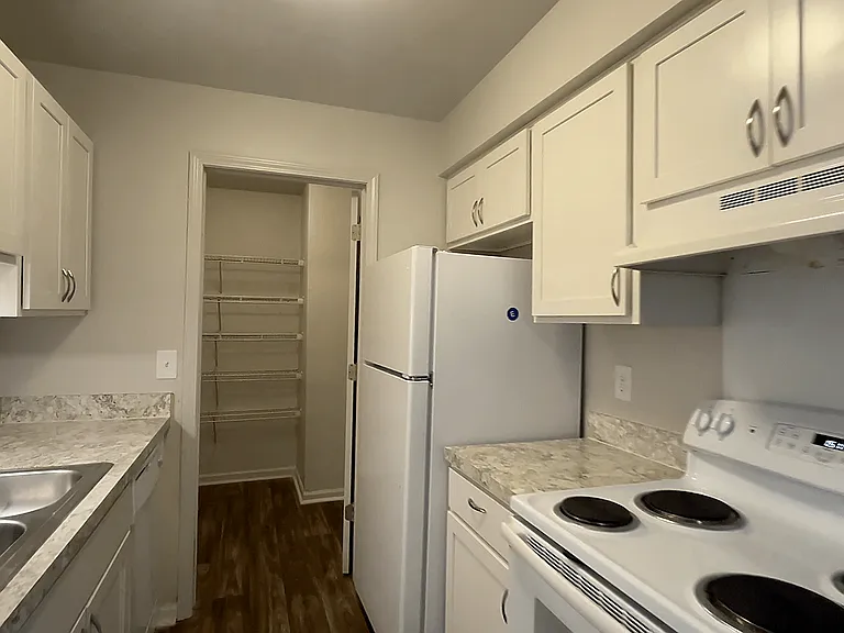Three Oaks Apartments — Photo 49