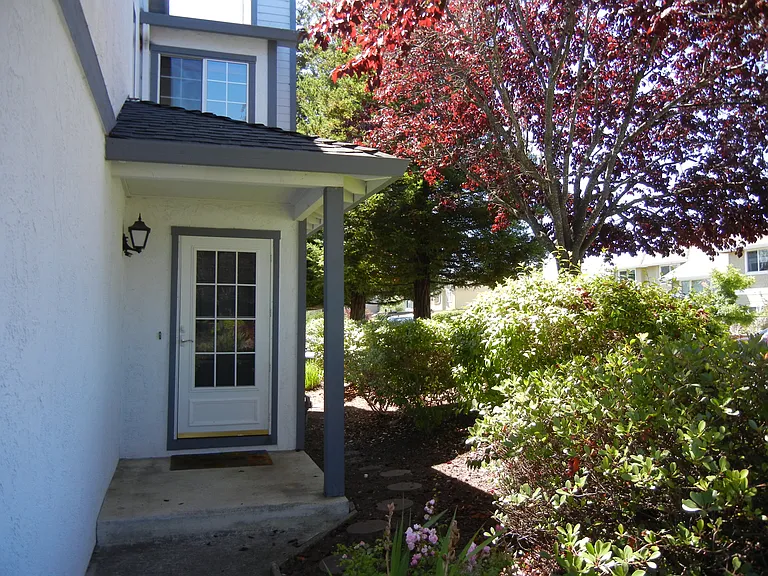 2566 Valerie Ct — Photo 2